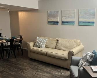 Cozy and quaint in downtown Lancaster, little country & 20 mins away from Dallas - Lancaster - Living room