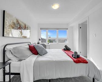 Posh 4 Bed Home with Backyard in Great Location - Burlington - Bedroom