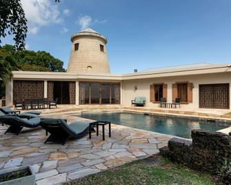 Relax and enjoy breath taking ocean views from one of Tobago's premier villas! - Buccoo - Piscina