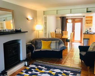 Peaceful location close to the sea and just a 15 minute stroll into Kenmare - Kenmare - Living room