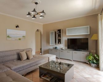Dina Apartments Argostoli - Lassi - Вітальня