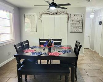 This is a cozy Military/USA themed home by Lackland AFB . 4 Bedroom, 1 Bath. - Σαν Αντόνιο - Τραπεζαρία
