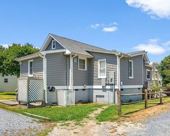 Bue Crab Bungalow - Charming in-town cottage! - Chincoteague - Building