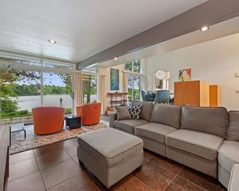 Modern Lake House w/ Hot Tub, Game Room & Relaxing Views - Stevens Point - Wohnzimmer