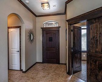 Charming 3-bedroom house near Norman! - Moore - Hallway