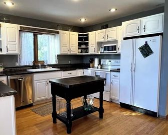 Woodland Wonderland: 40 acres, a Home, a Cabin, & a Pond - Finlayson - Kitchen