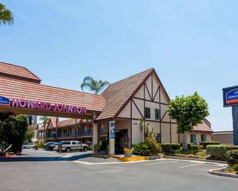 Howard Johnson by Wyndham Norco - Norco - Building