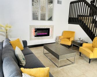 Lighthouse retreat pool and jacuzzi - מיאמי - סלון