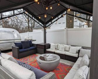 Sunny & Spacious 2bd 1ba Wfh Apt-Huge Yard & Patio - Fairfield