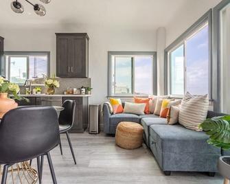 Amazing Ocean View - Luxury Manhattan Beach 1 Bedroom - Parking - Manhattan Beach - Living room