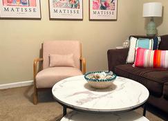 Cozy, pleasant 2BR apt in Beach community! - Norwalk - Living room