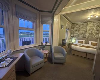 Devonia Express - Eastbourne - Living room