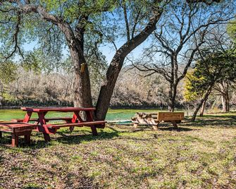 Lazy River Cottage on the Middle Bosque River - kayaks and boats available. - Mc Gregor - Patio