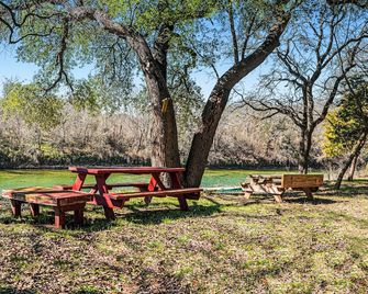 Lazy River Cottage on the Middle Bosque River - kayaks and boats available. - Mc Gregor - Patio