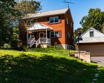 Red brick house - Chalfont - Building