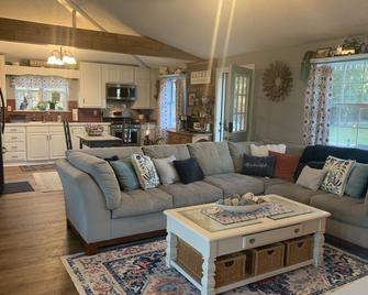 Unique Country Farmhouse with Beautiful Courtyard - Moyock - リビングルーム