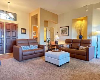 Oro Valley Getaway with Patio, BBQ and Mountain Views! - Oro Valley - Soggiorno