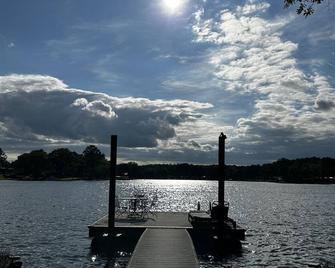 Lakefront Cottage: 2 Kings, Boat Launch, Swim Dock, Firepit, 3 Patios, Lilypad - Pell City
