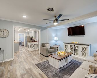 3 BR/3BA- 2 King size BR and 1 double bed, suite style BR. Double BR 2 beds. - Shreveport - Living room