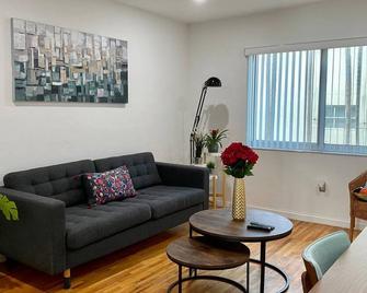 Beautiful and renovated with great location and parking. - Coral Gables - Sala de estar