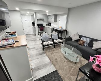 Luxury 2 Bedroom 2 Full Baths Rooms - Brampton - Living room