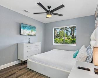 Gorgeous Heated Pool House Near Gulf Beaches! - Pinellas Park - Bedroom
