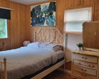 Cozy River Retreat - Bancroft - Bedroom