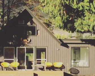 Modern A-Frame Cabin on Organic Lakefront Vineyard in the Okanagan - Kaleden - Patio