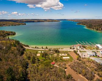 Private Cozy Cottage In Charming Walloon Lake Village - Sleeps 13! - Walloon Lake - Beach
