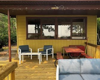 Nice and cozy 3-bedroom cabin on Lake Metigoshe - weekly discount - Bottineau - Patio