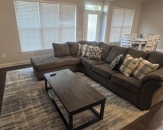 Spacious charming 4BR Crestview Home—Prime location - Crestview - Living room
