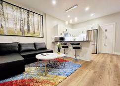The Zen Escape Modern Queen-Bed Full Apartment - St. Catharines - Sala de estar
