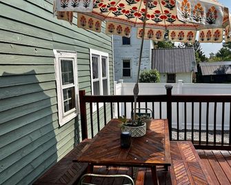 Burnham Cottage - Springfield Center - Balcony