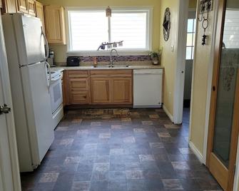 Large 1 bedroom Close to Perrine Bridge, shopping, resturants. - Twin Falls - Kitchen