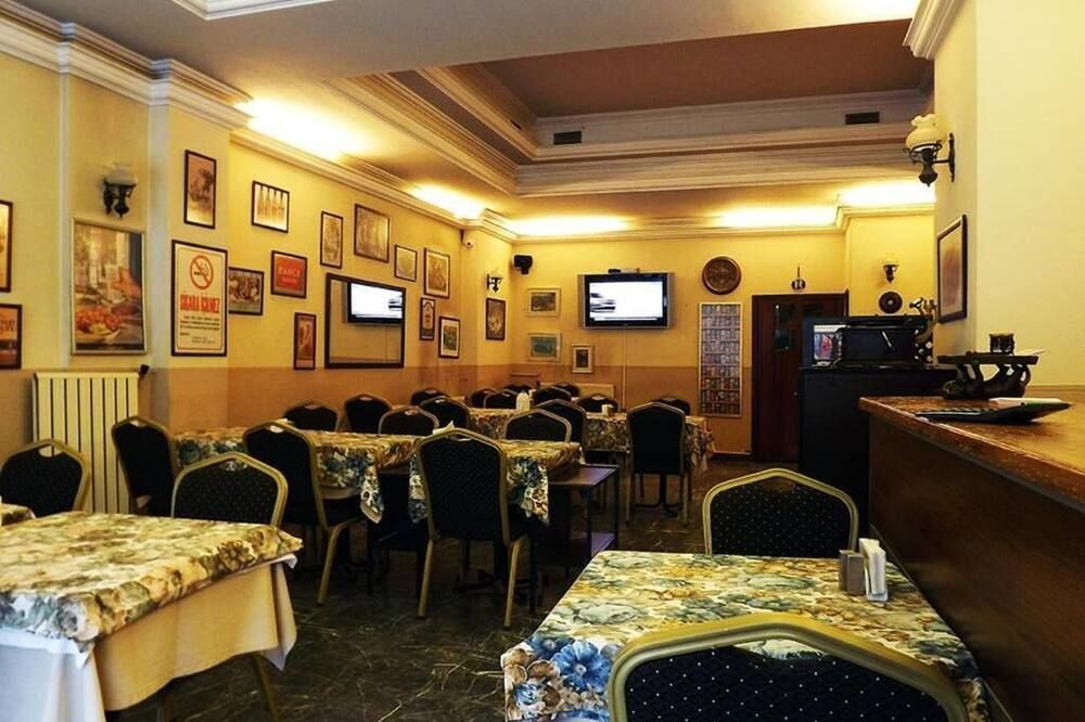 فيرست أبارت هوتل