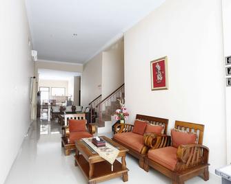 RedDoorz @ Condong Catur 3 - Depok - Living room