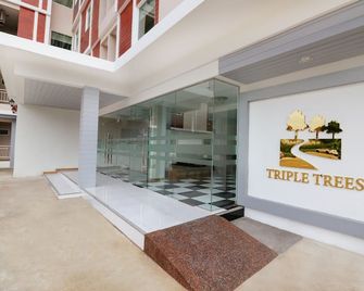Triple Trees - Lam Luk Ka