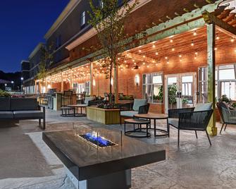 Homewood Suites by Hilton Edison Woodbridge - Edison - Patio