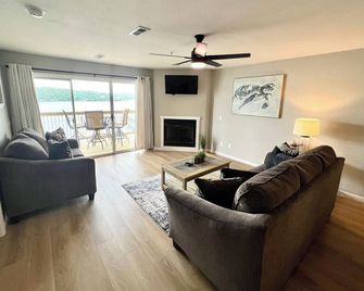 Updated! Very Clean W/Awesome Main Channel View, Sleeps 8 boat Slip Available - Osage Beach - Sala de estar