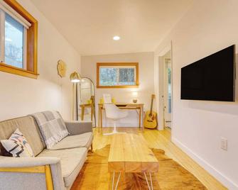 Four Bears by AvantStay Walk to Beach Hot Tub Ocean View - Arch Cape - Living room