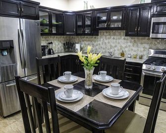 Private 2 bedroom apartment - 10 mins from Airport - Maracas Bay Village - Cocina