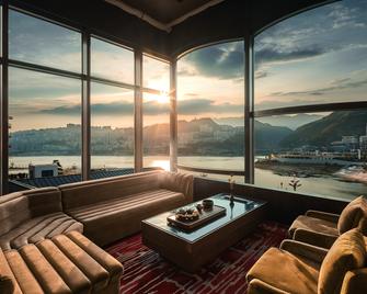 Hualuxe Hotels And Resorts Chongqing Wushan - Enshi - Living room