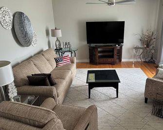 Charming newly remodeled 3-bedroom house in the heart of Cleveland Tennessee - Cleveland - Huiskamer
