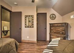 Stylish Creekside Cabin with Fire Pit Near Wineries! - Pittsville - Habitación