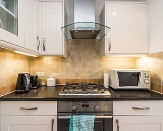 2 Bedroom Flat in Heart of Battersea near Station - London - Kitchen