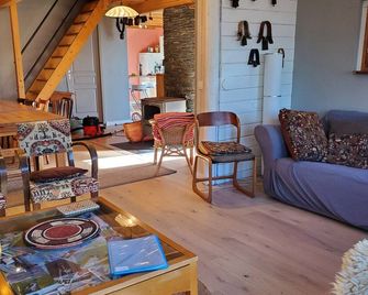 Large, quiet and confortable chalet, middle of nature, easy to access. - Saint-François-Longchamp - Salon