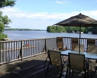 Lake Muskoka 4 Br Cottage, Sandy Beach, Sunny Decks, Private - Bala - Balcony