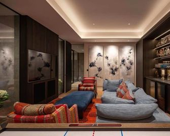 5 Bed House w/ Indoor Pool, Sauna & Private Garden - Fulham - London - Living room