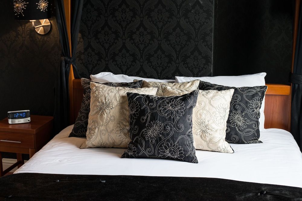 Thomas James Hotel - לימינגטון ספא - חדר שינה