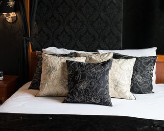 Thomas James Hotel - לימינגטון ספא - חדר שינה